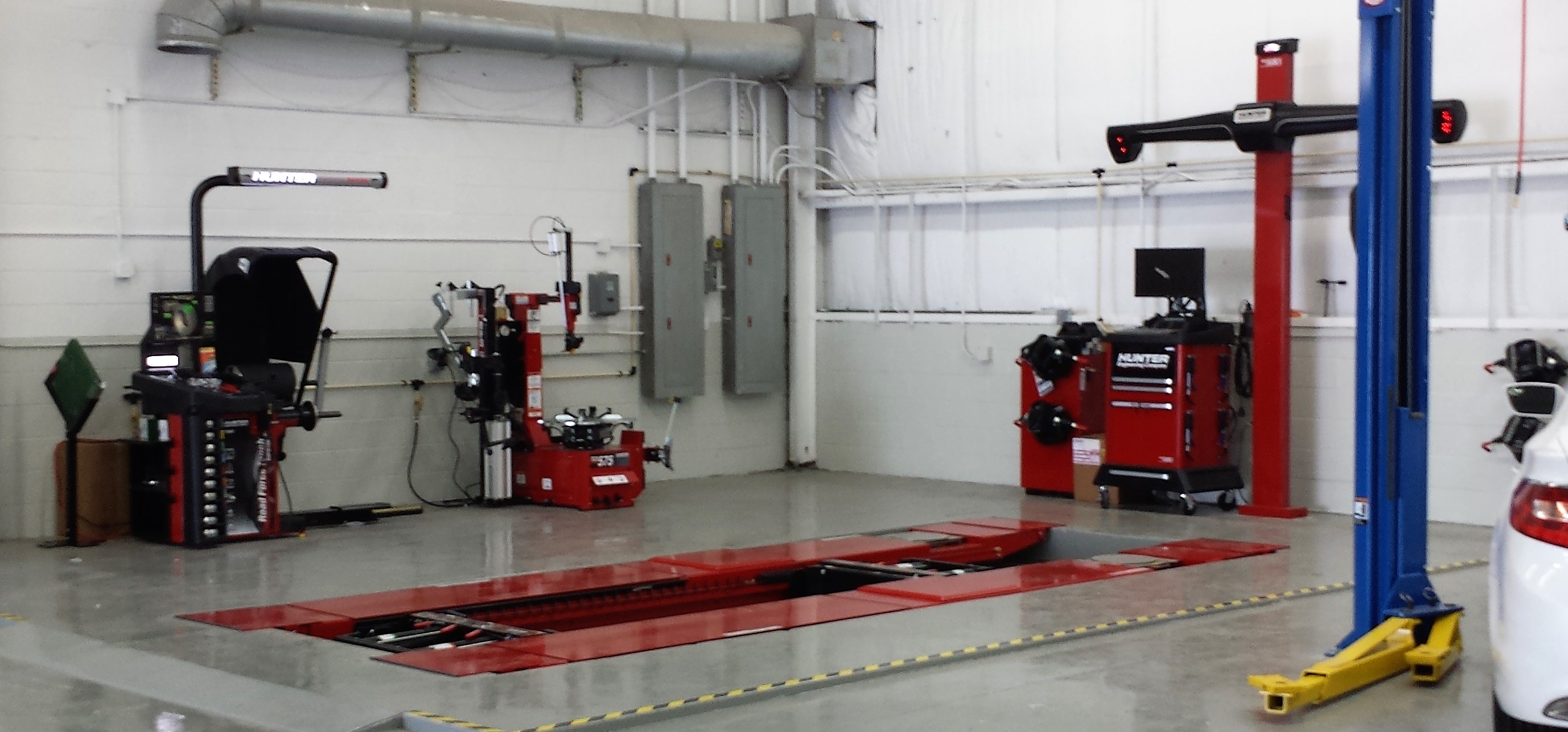 Hunter Rack alignment machine, tire changer and wheel balancer combination